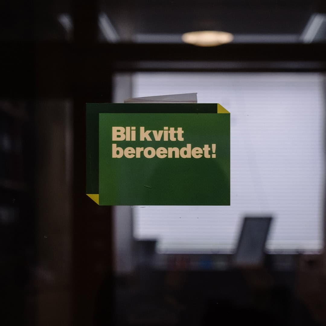 En bild på en lapp med texten "Bli kvitt beroendet!"