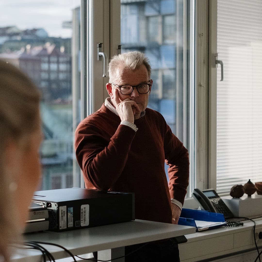 En bild på Bo Söderpalm, professor vid institutionen för neurovetenskap och fysiologi vid Göteborgs universitet. Överläkare på Beroendekliniken på Sahlgrenska Universitetssjukhuset – som står vid ett fönster i motljus.