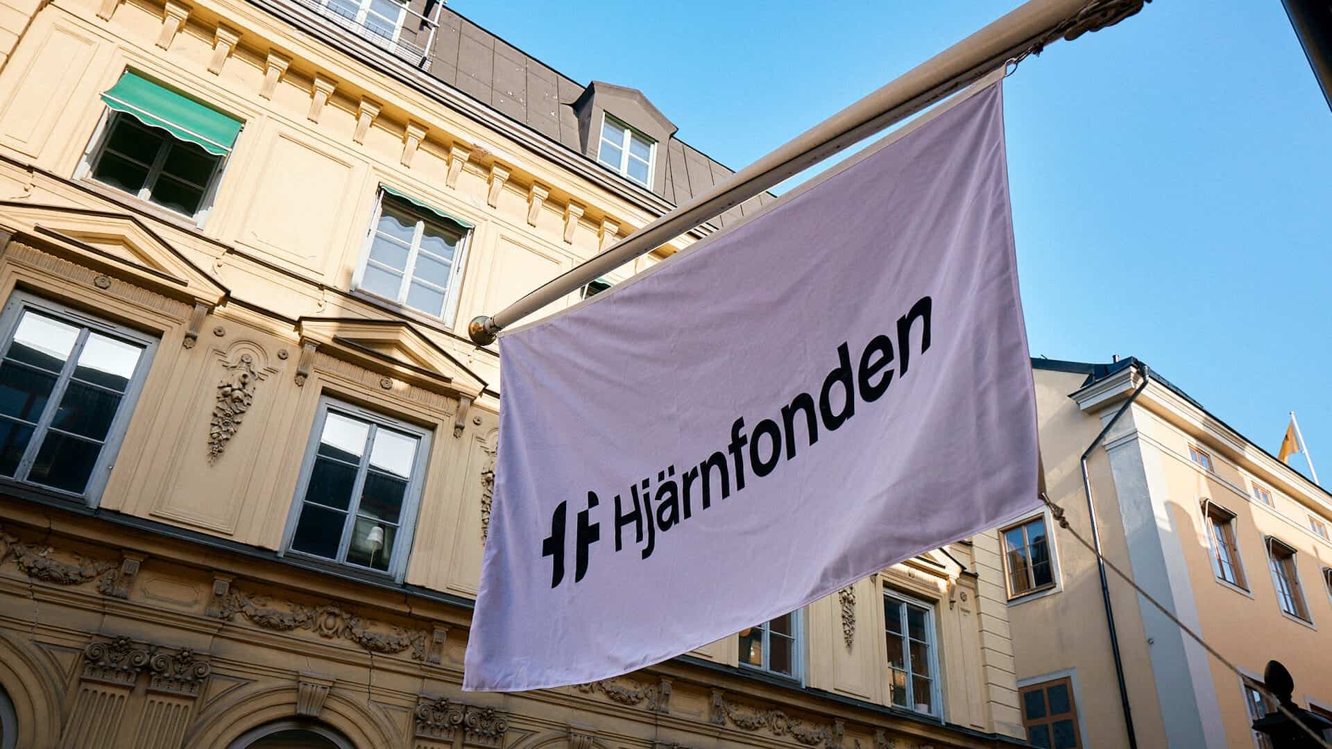 Hjärnfondens flagga som hänger utanför huvudkontoret i Gamla stan, Stockholm.