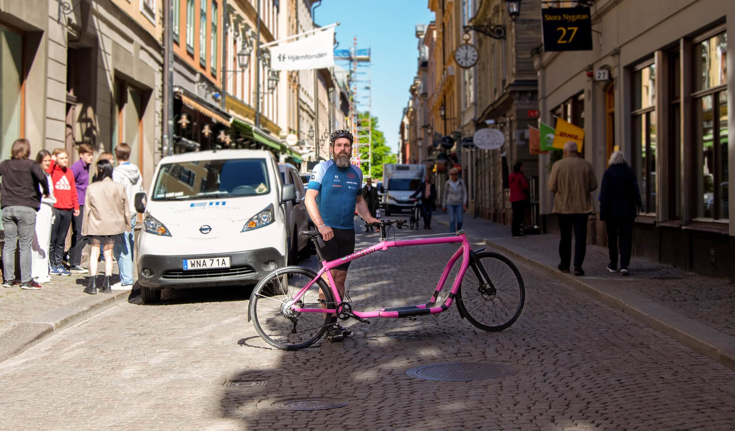 Efter att ha drabbats av utmattningssyndrom drog Fredrik Lundgren igång insamlingsprojektet “Mental Pedal” i början av 2021 och cyklade från Smygehuk till Riksgränsen för att samla in pengar till Hjärnfonden.
