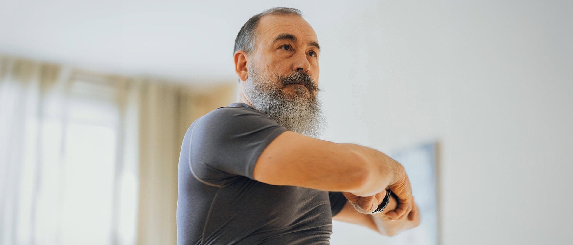 Man som står och tränar hemma.