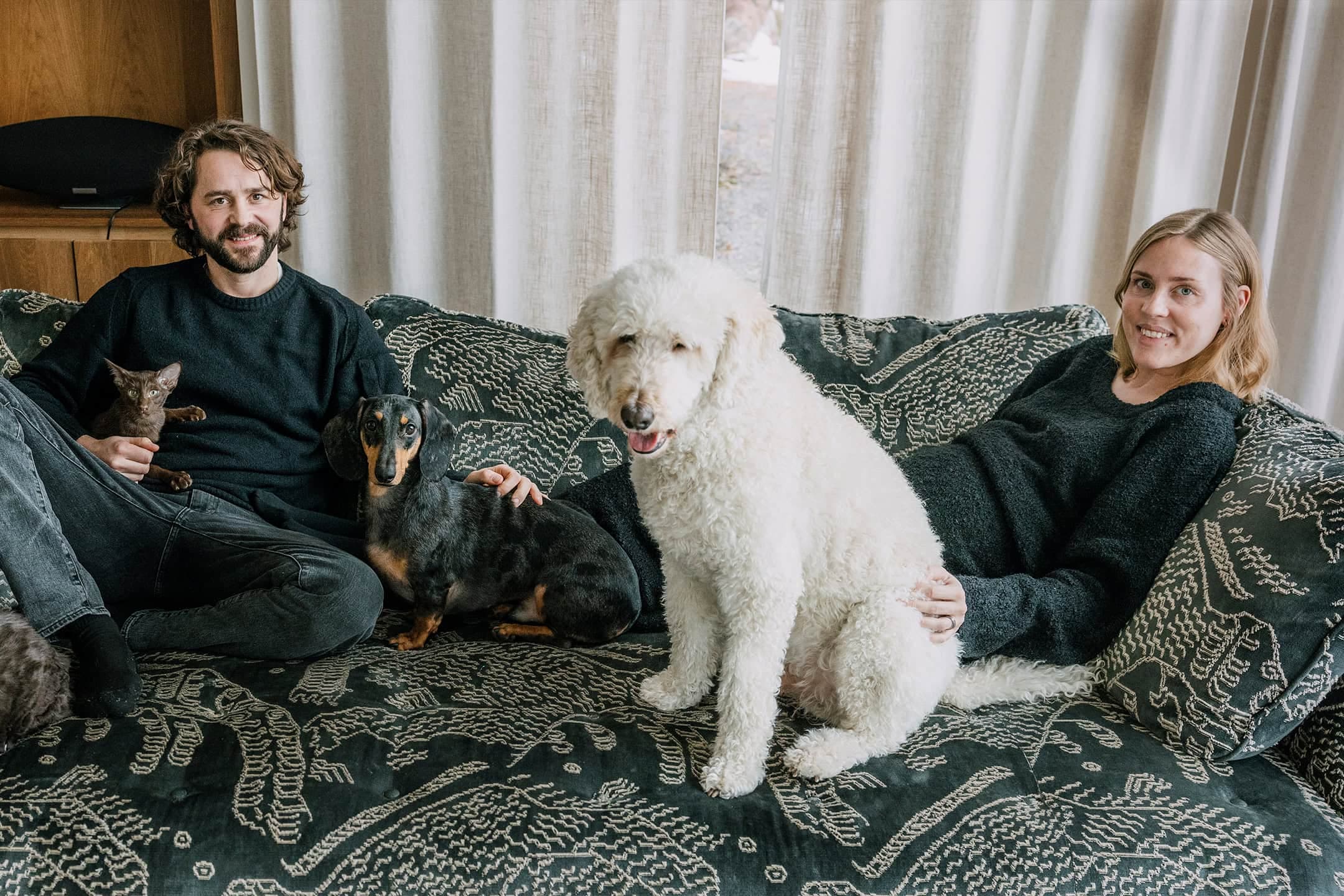 David, Ditte och labradoodlen Gösta i familjens soffa