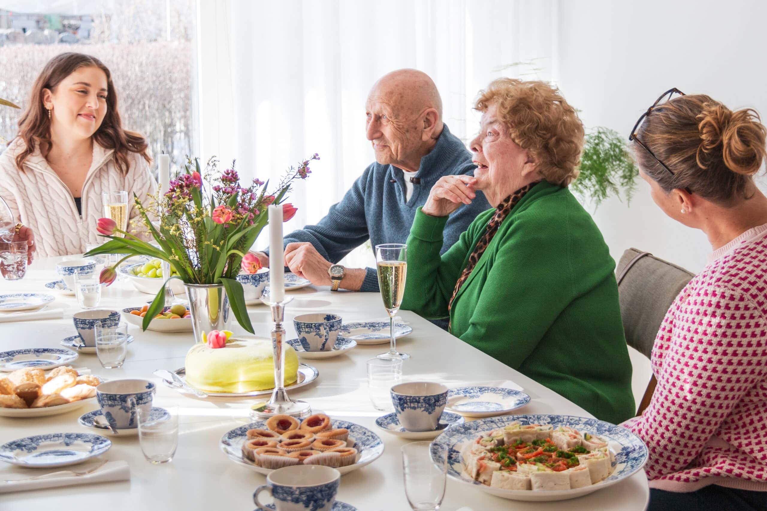 Äldrekontakts fikaträffar blir en plats där ensamheten bryts, generationer möts och hjärnan mår lite bättre för varje samtal.