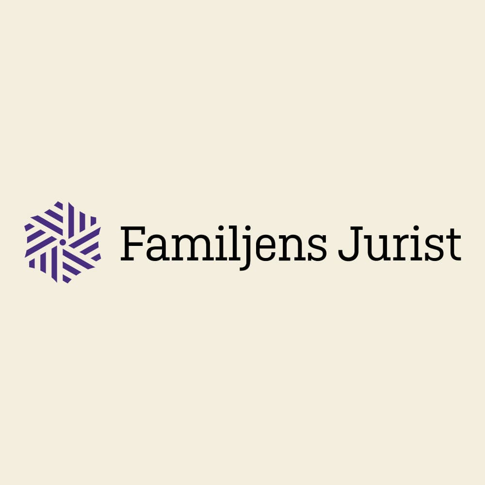 Familjens jurists logotyp mot beige bakgrund.