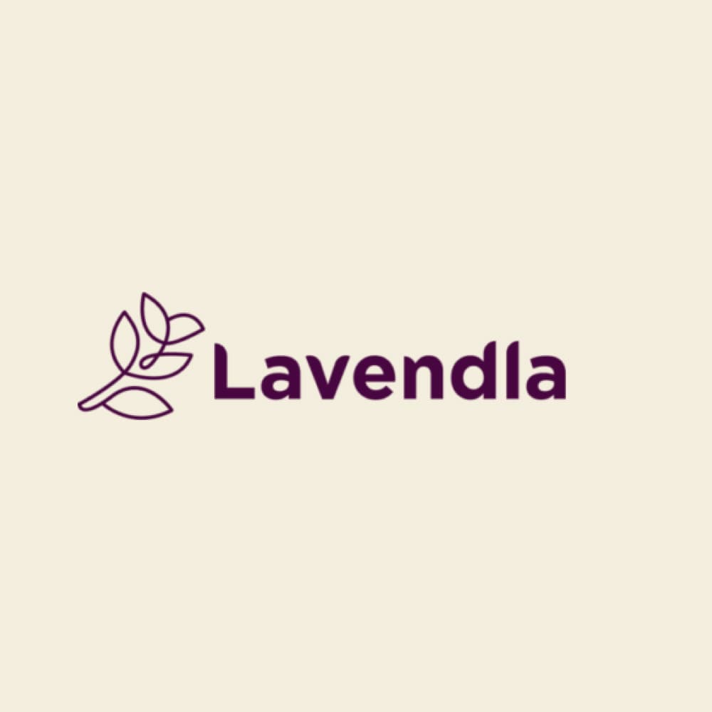 Lavendla logotyp mot beige bakgrund.