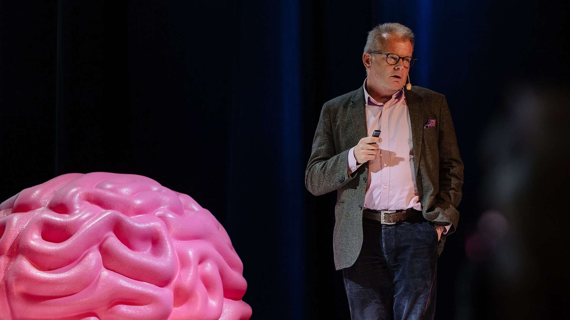 Bo Söderpalm talar på en scen.