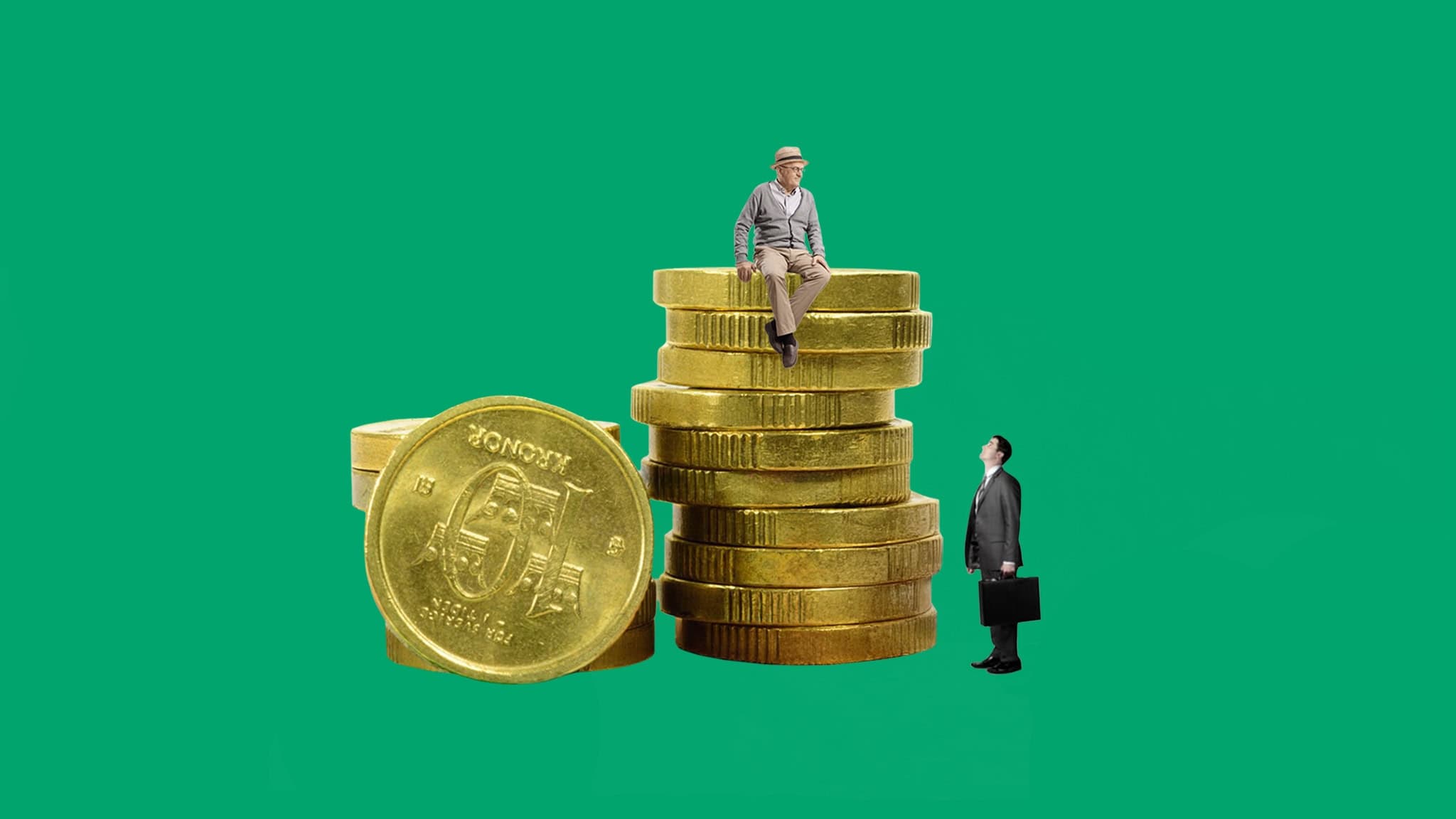 Kollage med en äldre man som sitter på en hög med tiokronor och tittar ner mot en man i kostym.