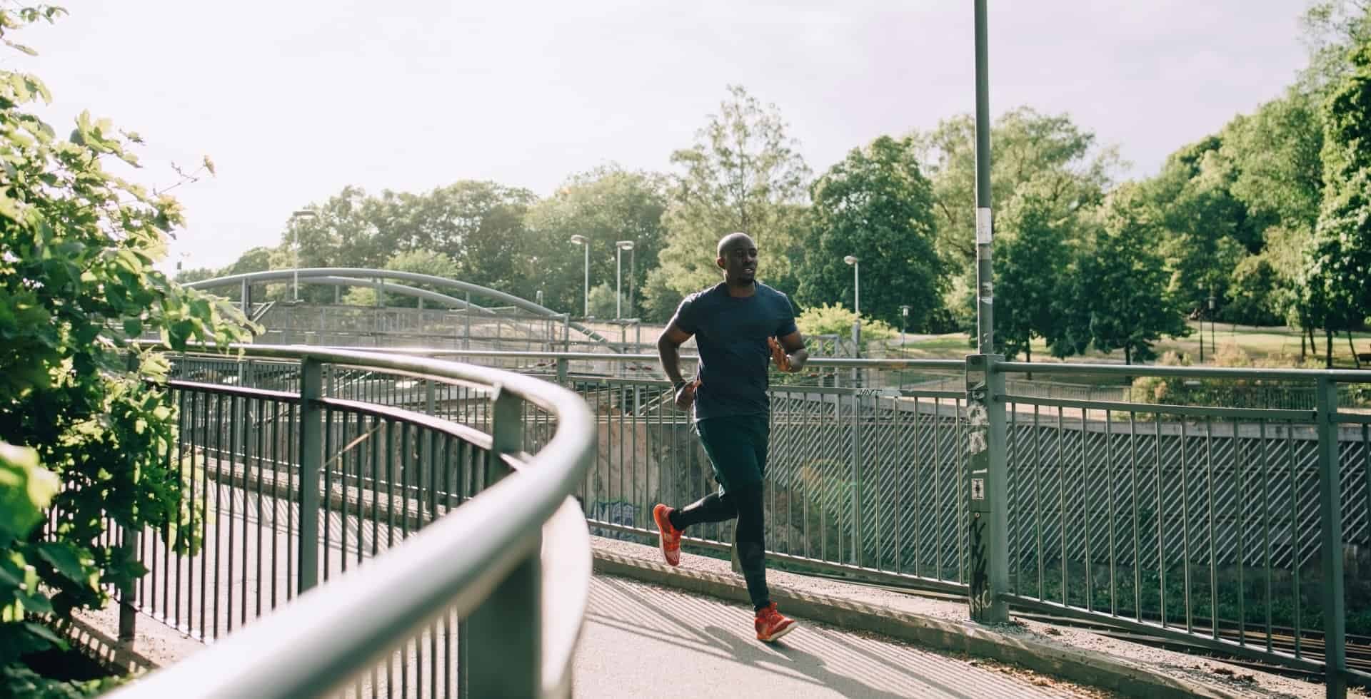 En man som springer utomhus.