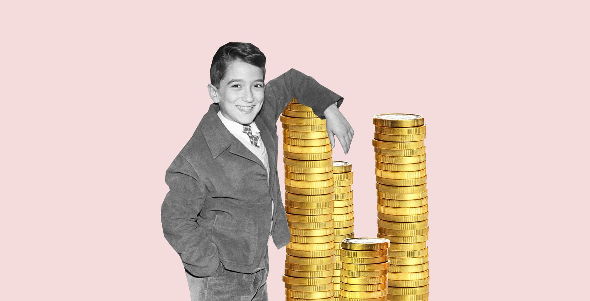 Ett kollage med en pojke i svartvitt som lutar sig mot flera högar med tiokronor.
